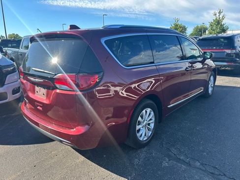 Used 2018 Chrysler Pacifica Touring-L Plus FWD image 4
