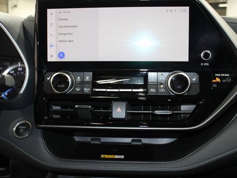 Used 2024 Toyota Highlander XLE image 40