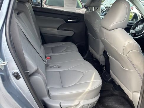 Used 2021 Toyota Highlander XLE AWD/4WD image 13