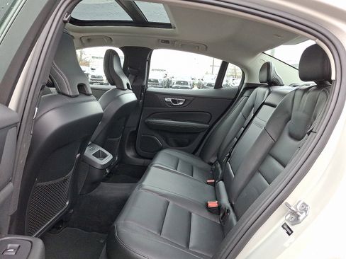 Used 2019 Volvo S60 T6 Momentum w/ Premium Package image 11