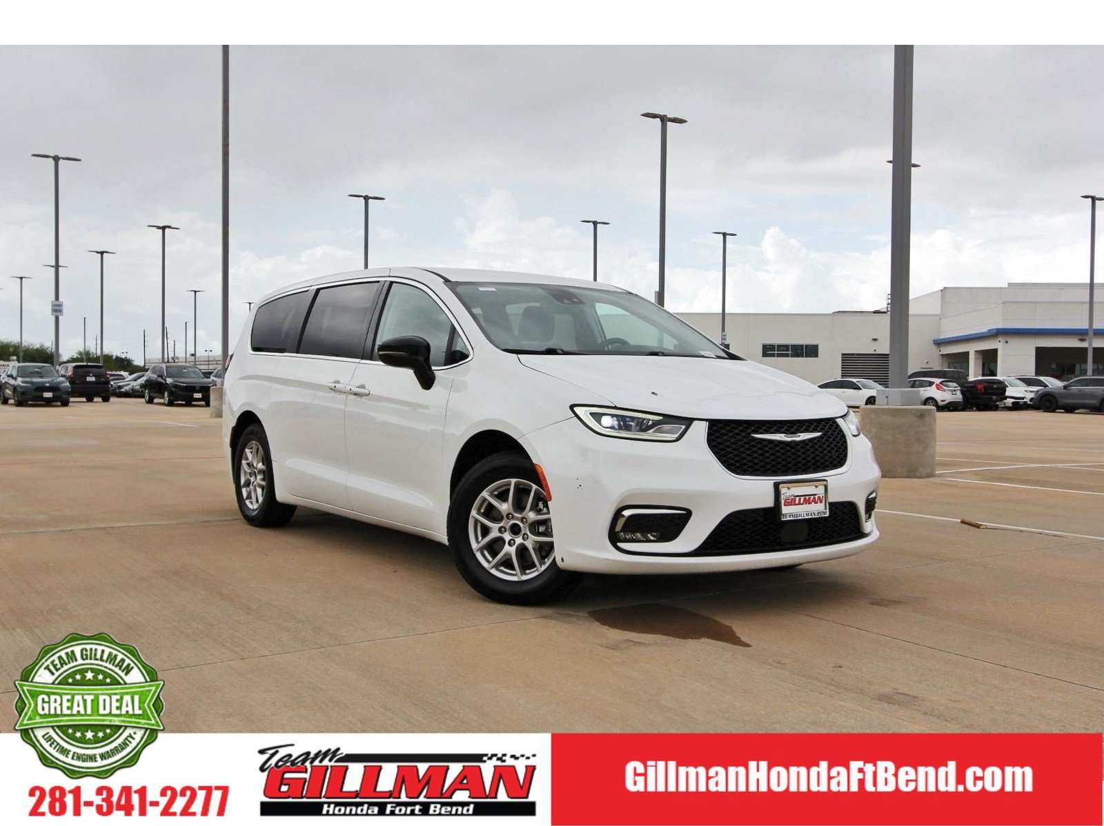 Used 2024 Chrysler Pacifica Touring-L FWD image 1