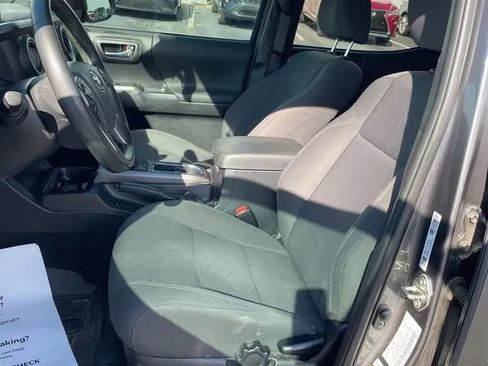 Used 2018 Toyota Tacoma TRD Off-Road image 12