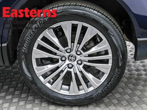 Used 2023 Toyota Venza XLE image 35