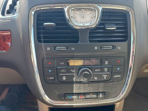 Used 2015 Chrysler Town & Country Touring w/ Driver Convenience Group FWD image 22