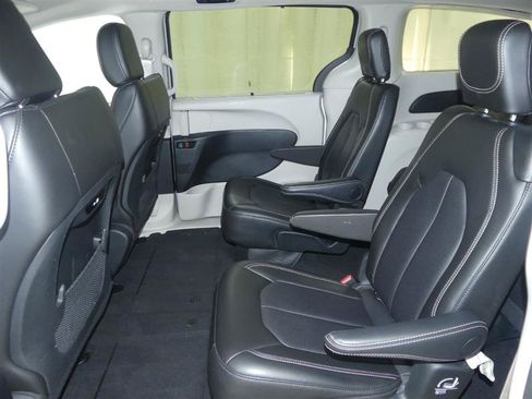 Used 2024 Chrysler Pacifica Touring-L FWD image 25