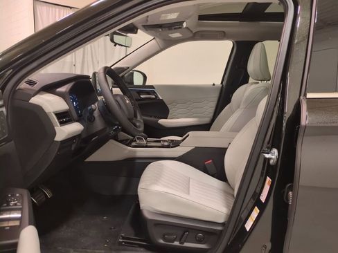 New 2025 Mitsubishi Outlander SEL image 17