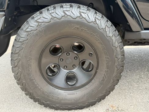 Used 2015 Jeep Wrangler Unlimited Rubicon w/ Dual Top Group AWD/4WD image 12