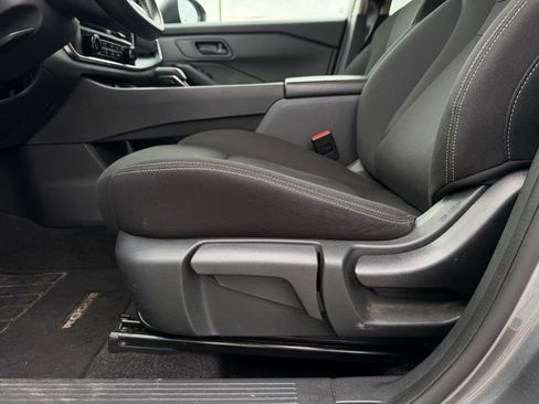 Used 2024 Nissan Rogue S FWD image 12