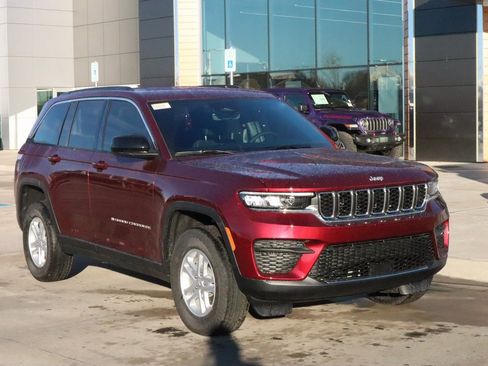 New 2025 Jeep Grand Cherokee Laredo image 1