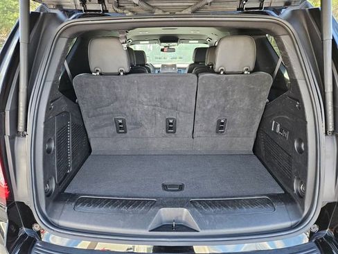 Used 2023 GMC Yukon SLT w/ SLT Luxury Package image 18