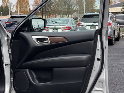 Used 2019 Nissan Pathfinder Platinum image 11