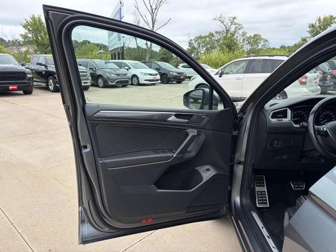 Used 2018 Volkswagen Tiguan SEL Premium w/ R-Line Package AWD/4WD image 10