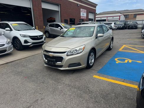 Used 2019 Ford Escape SE FWD image 1