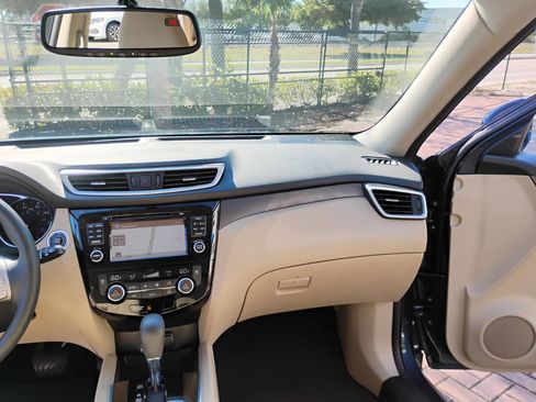 Used 2016 Nissan Rogue SV w/ SV Premium Package FWD image 32
