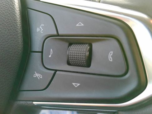 Used 2025 Chevrolet Trax ACTIV w/ Sunroof Package FWD image 24