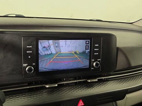 Used 2022 Kia Carnival LX image 18
