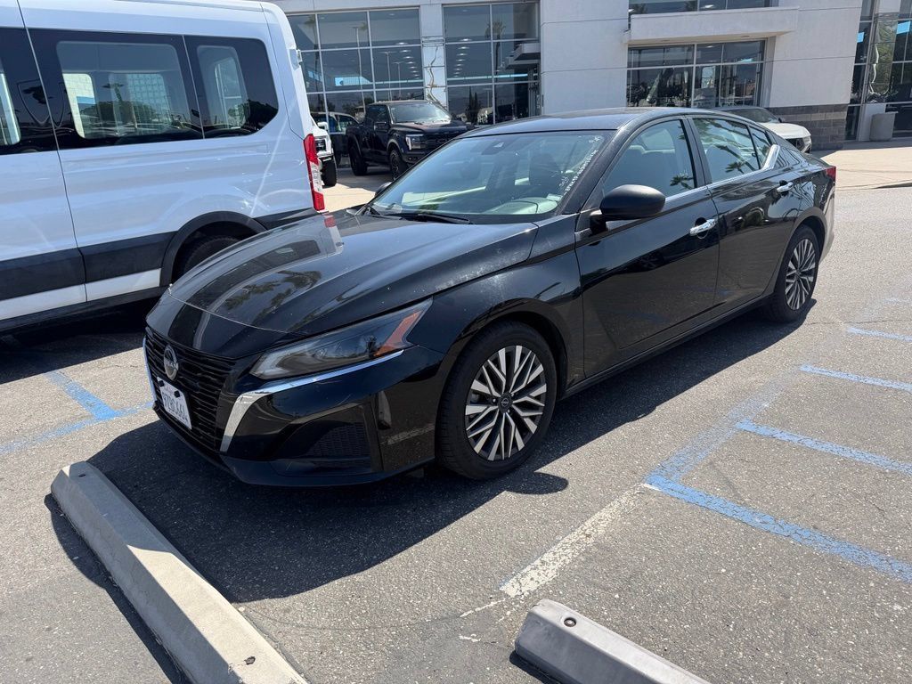 Used 2024 Nissan Altima 2.5 SV FWD image 1