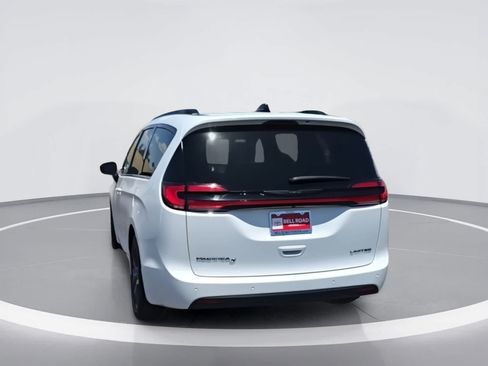Used 2025 Chrysler Pacifica Limited FWD image 7