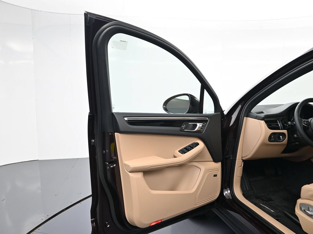 Certified 2026 Porsche Macan AWD/4WD image 16