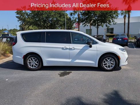 Used 2024 Chrysler Pacifica Touring-L FWD image 3
