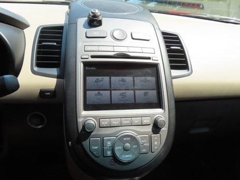 Used 2013 Kia Soul ! w/ Premium Pkg FWD image 23