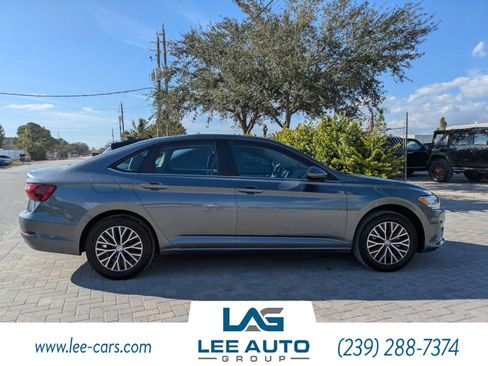 Used 2021 Volkswagen Jetta SE image 2