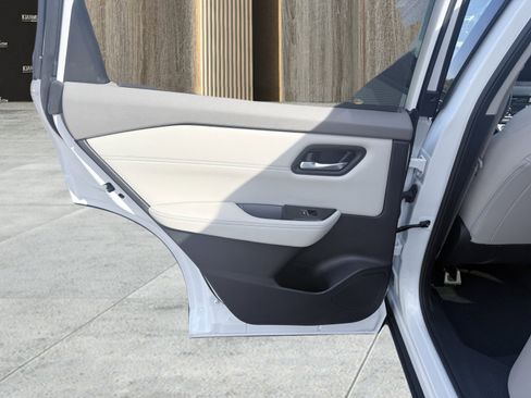 Used 2024 Nissan Rogue SL w/ SL Premium Package image 33