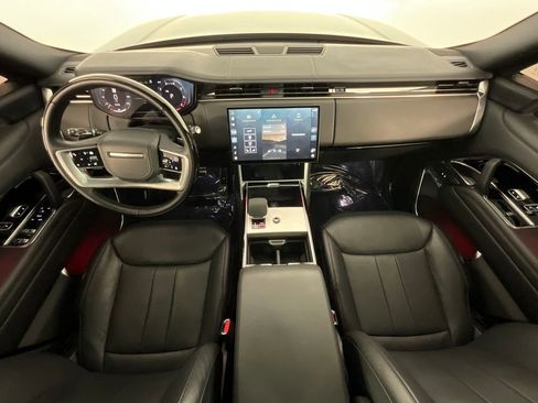 Certified 2025 Land Rover Range Rover SE image 10