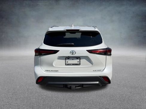 Used 2024 Toyota Highlander XLE AWD/4WD image 4