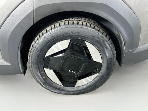 Used 2024 Kia EV9 Light Long Range RWD image 11