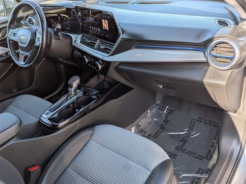 Used 2025 Chevrolet Trax LT w/ LT Convenience Package image 31