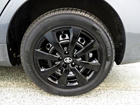 Used 2013 Toyota Corolla LE FWD image 18