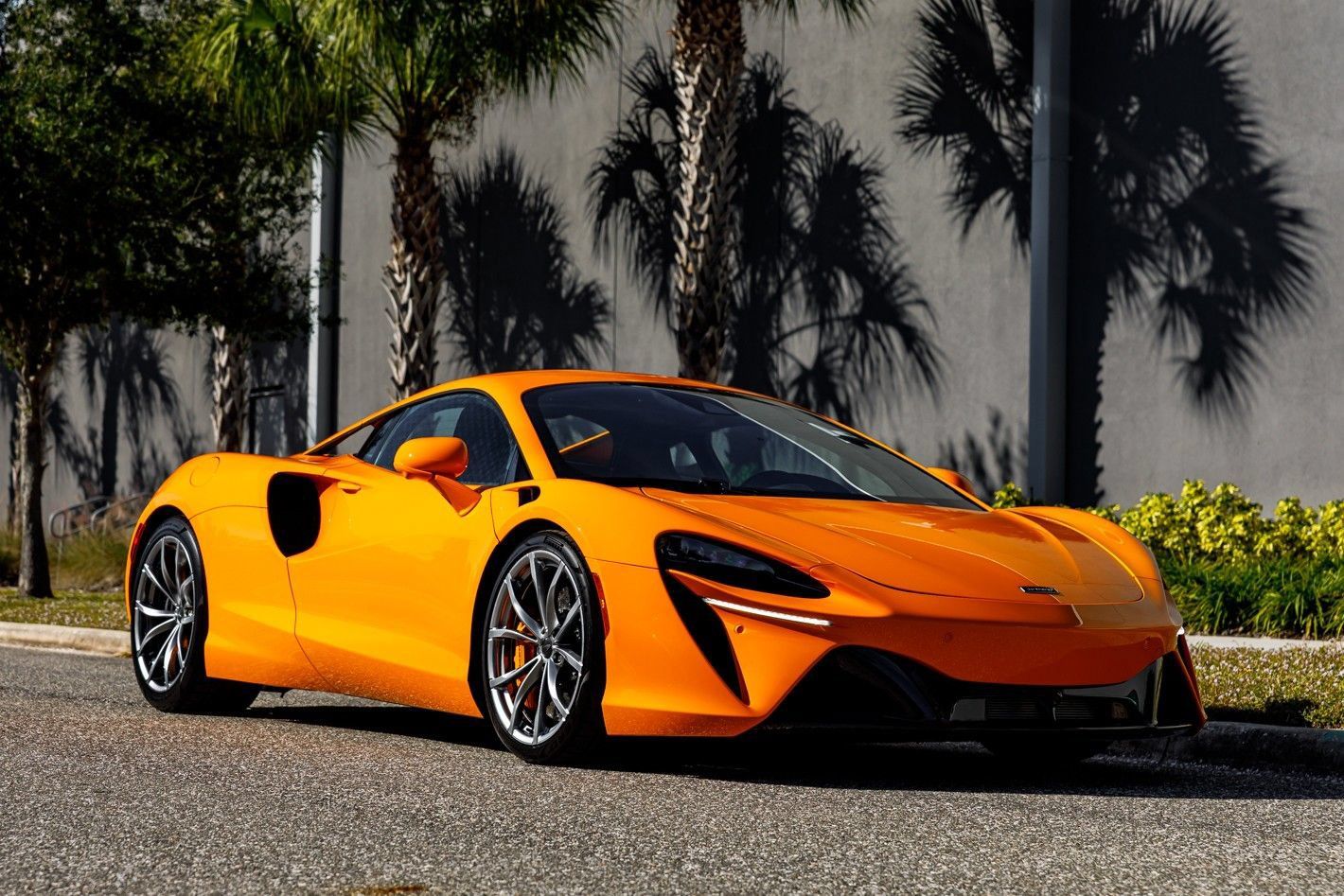 Used 2025 McLaren Artura RWD image 1