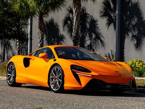 Used 2025 McLaren Artura RWD image 1