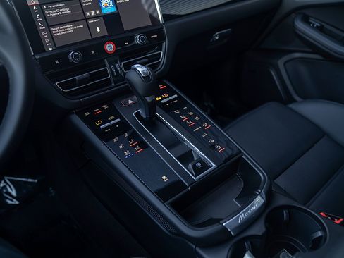Certified 2026 Porsche Macan AWD/4WD image 14