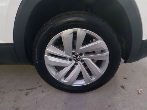 Used 2023 Volkswagen Atlas Cross Sport SE image 32