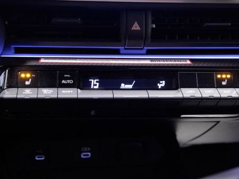 Used 2024 Toyota Prius XLE AWD/4WD image 27