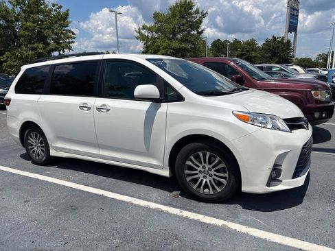 Used 2019 Toyota Sienna XLE Premium FWD image 3