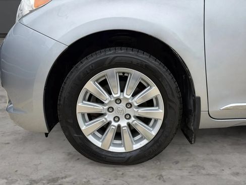 Used 2017 Toyota Sienna XLE Premium AWD/4WD image 43