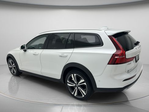 Used 2025 Volvo V60 B5 Cross Country Plus AWD/4WD image 7
