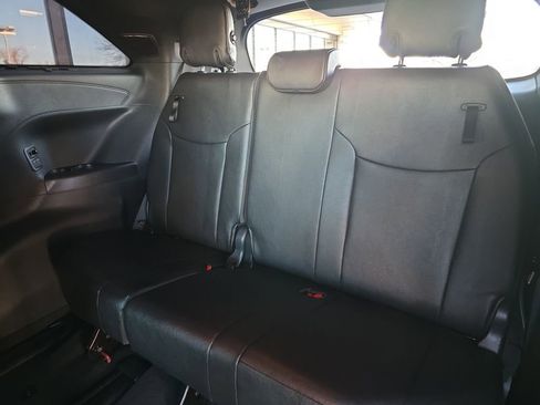 Used 2025 Toyota Sienna Limited image 19