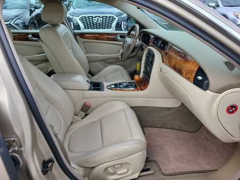 Used 2004 Jaguar XJ8 image 7