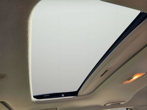 Used 2025 Hyundai Venue SEL image 21