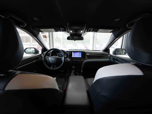 Used 2025 Toyota Camry SE image 19