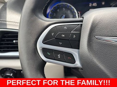 Used 2023 Chrysler Pacifica Limited FWD image 21