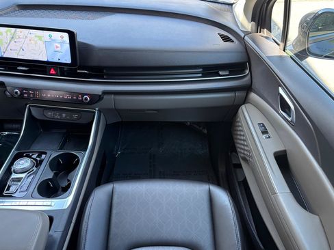 Used 2025 Kia Carnival EX FWD image 18