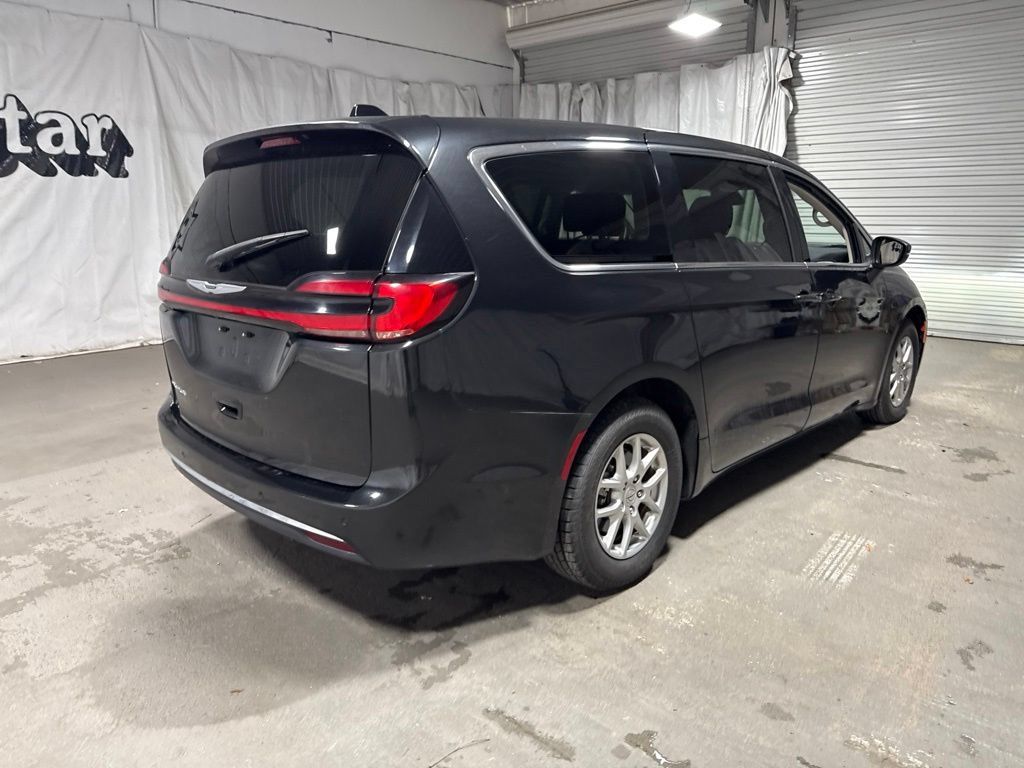 Used 2023 Chrysler Pacifica Touring-L FWD image 7