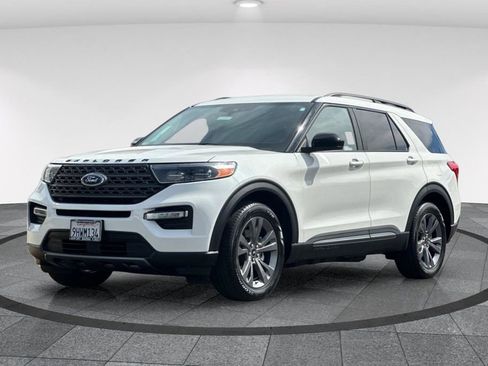 Certified 2023 Ford Explorer XLT w/ Equipment Group 202A RWD image 10