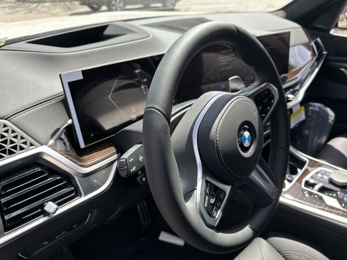 Certified 2025 BMW X7 xDrive40i w/ M Sport Package image 17