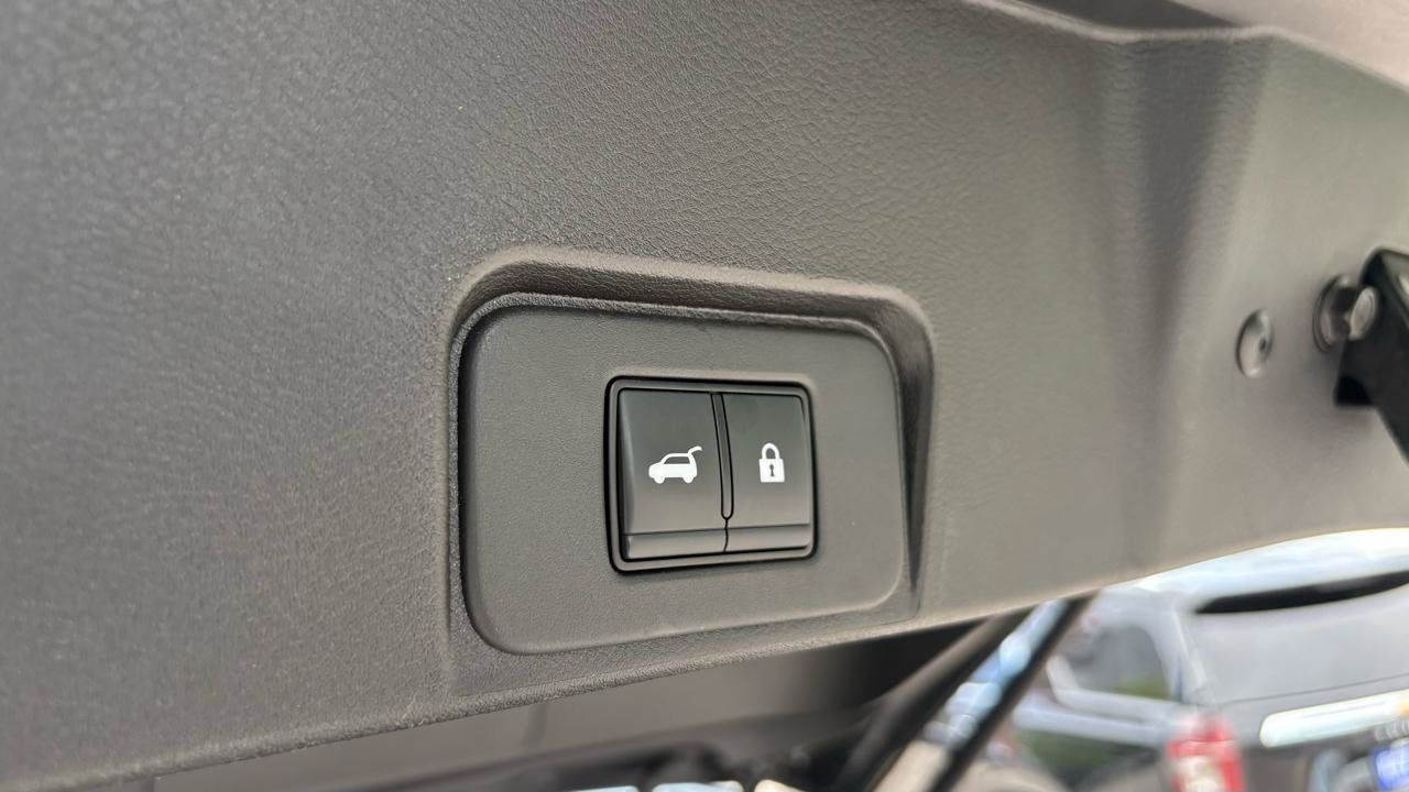 Used 2025 Nissan Rogue SV FWD image 10